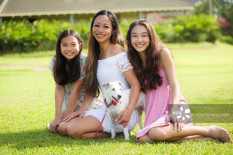 夏威夷家庭户外休闲照：母亲和青少年女儿图片素材