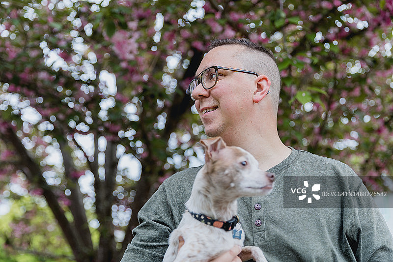 患有自闭症的成年男子和他的狗的肖像图片素材