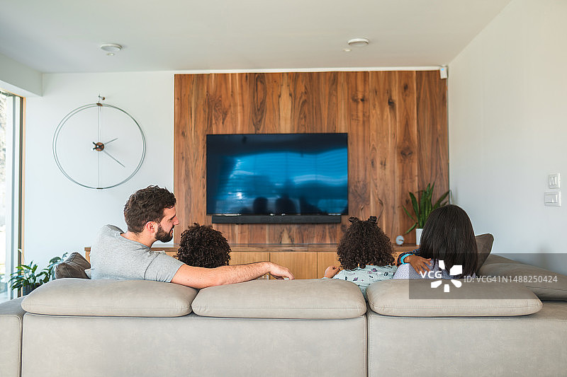 带时尚钟表和娱乐中心的明亮客厅图片素材