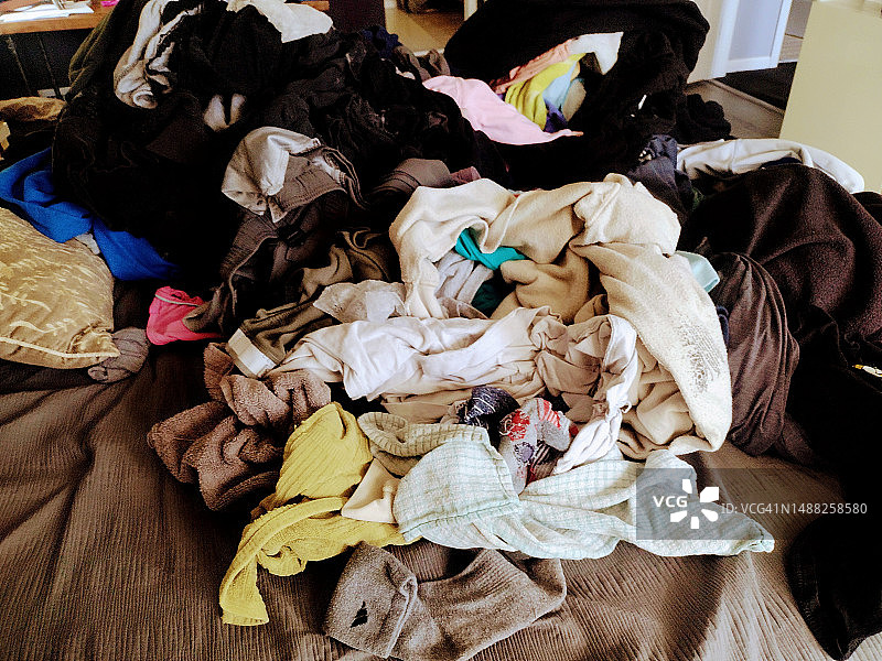 床上的一堆叠好的衣服图片素材