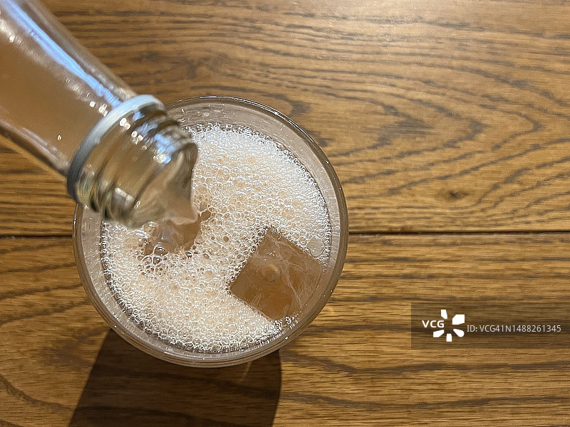 倒入气泡碳酸苏打饮料图片素材