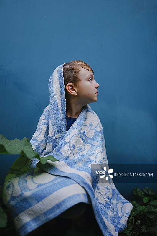 用毯子裹住自己的院子里的孩子图片素材