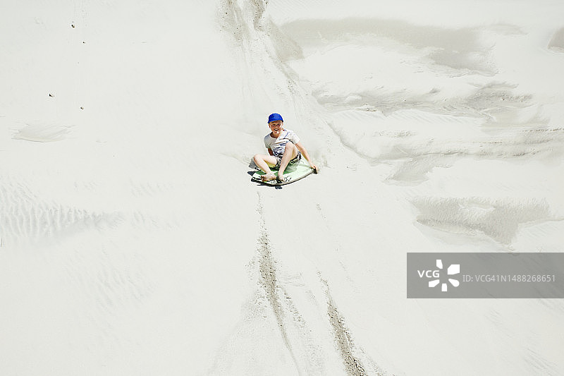 夏季儿童沙滩滑板图片素材