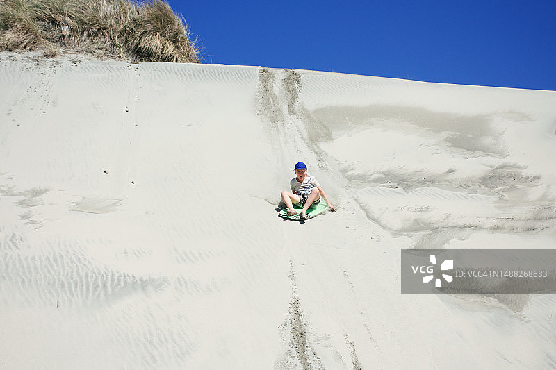 夏季儿童沙滩滑板图片素材