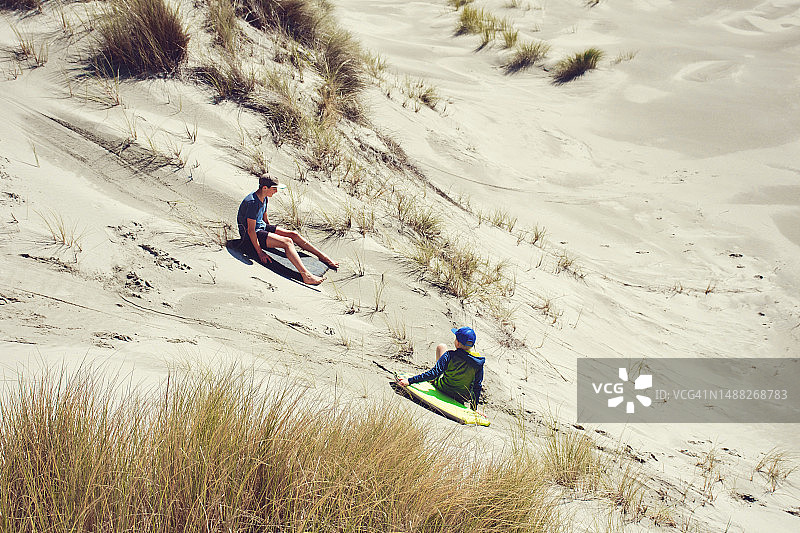 两个男孩在夏天玩沙板图片素材