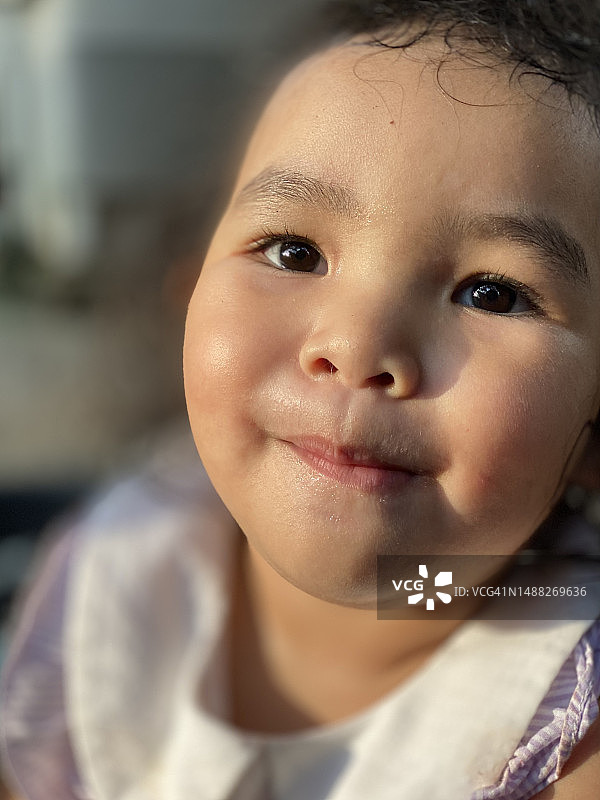 可爱小女孩在家中客厅的肖像图片素材