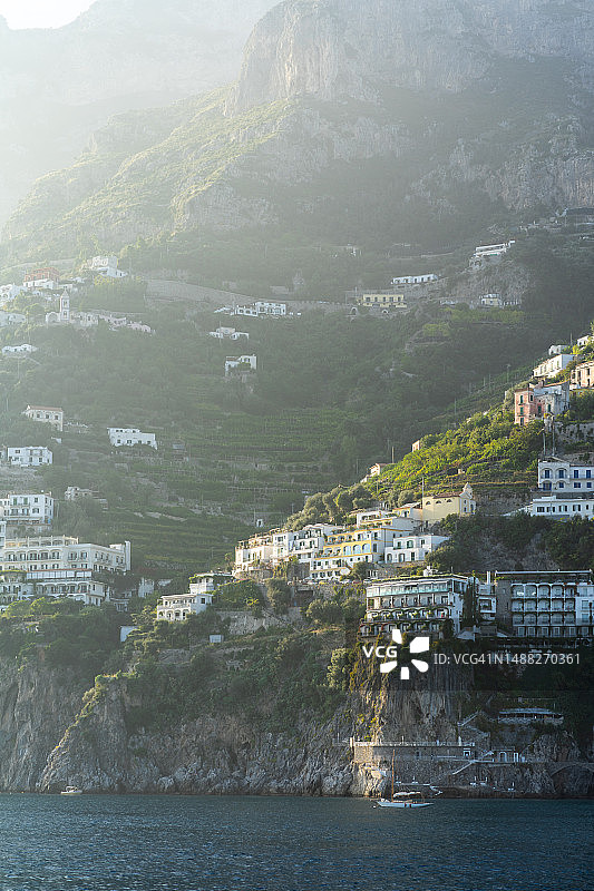 日落时分的阿马尔菲海岸别墅图片素材