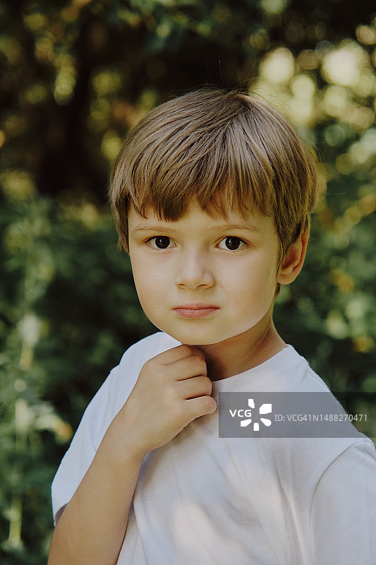 快乐的学龄前男孩在户外图片素材