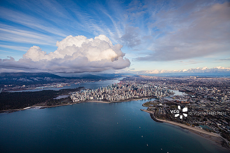 温哥华海湾天际线积云航拍照片图片素材