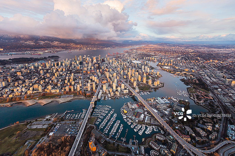 温哥华福溪市中心日落天际线航拍全景图片素材
