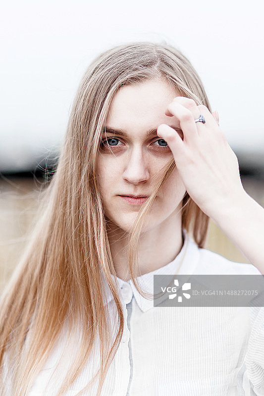 年轻金发女人整理长发图片素材