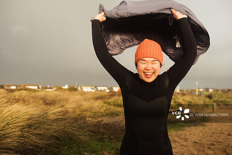 在海边奔跑的亚洲女性图片素材