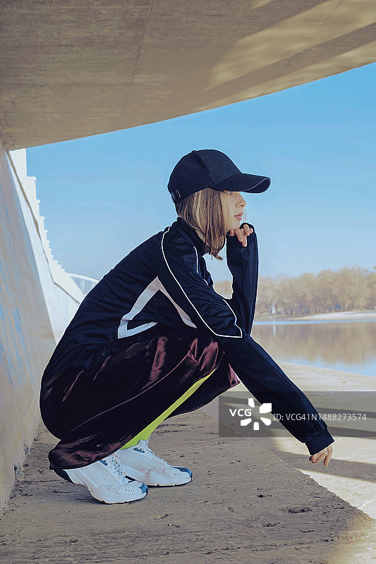 户外穿着时髦服装的可爱少女图片素材