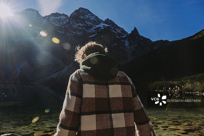 一个7岁男孩在波兰塔特拉山脉欣赏山景图片素材