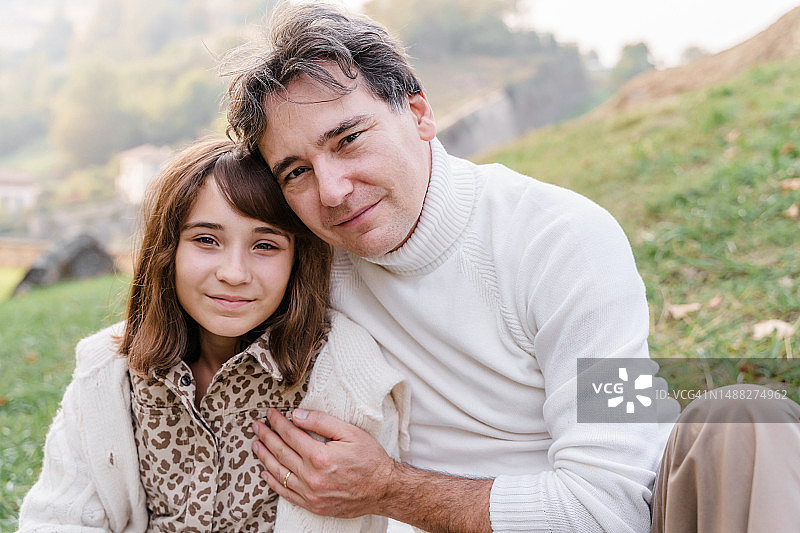 意大利灰发男子和他的女儿坐在一起图片素材