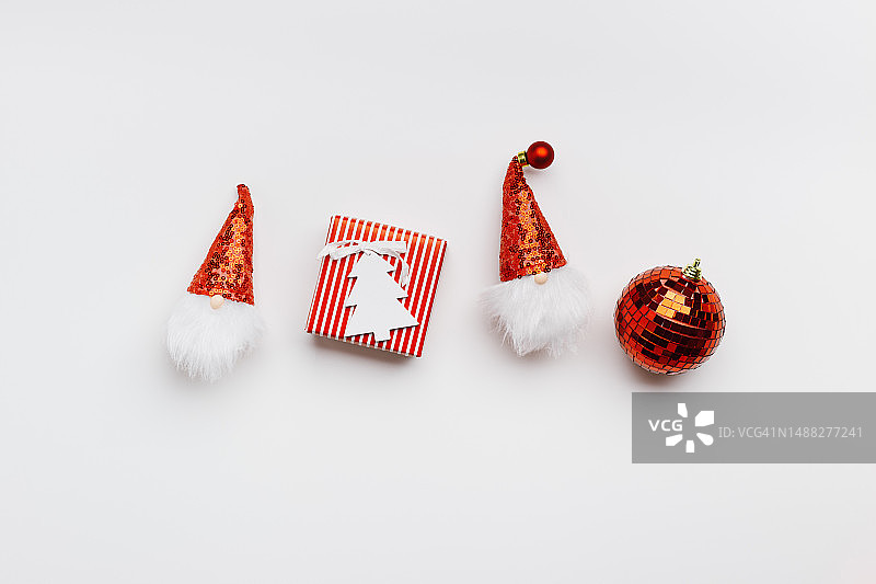 新年节日背景：圣诞装饰与礼品盒图片素材