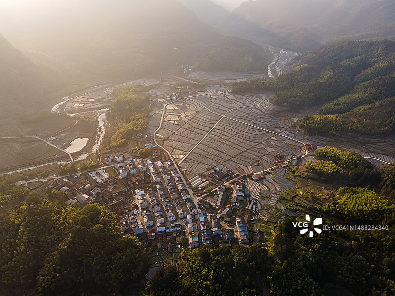 清晨小山村房屋和农田的垂直航拍图图片素材