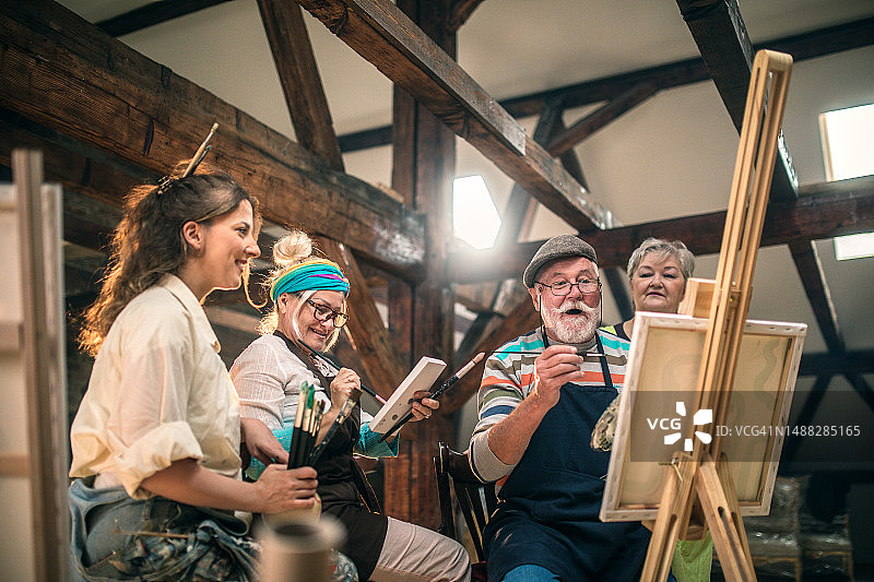 一群老年人与老师一起参加艺术课图片素材