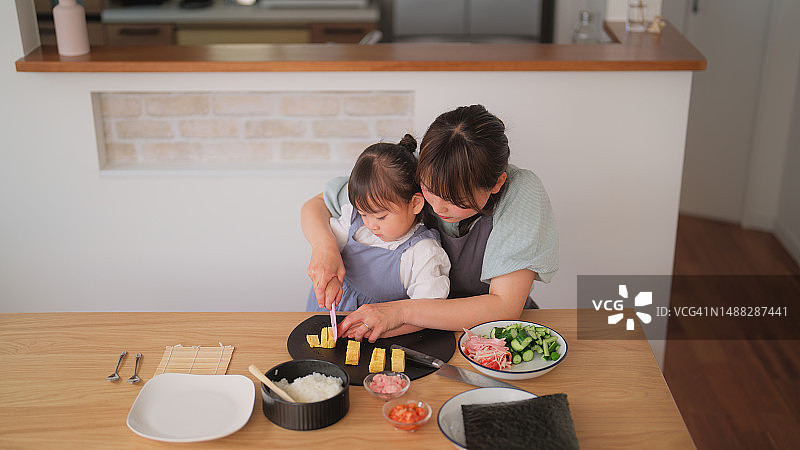 母女在家准备和吃寿司图片素材