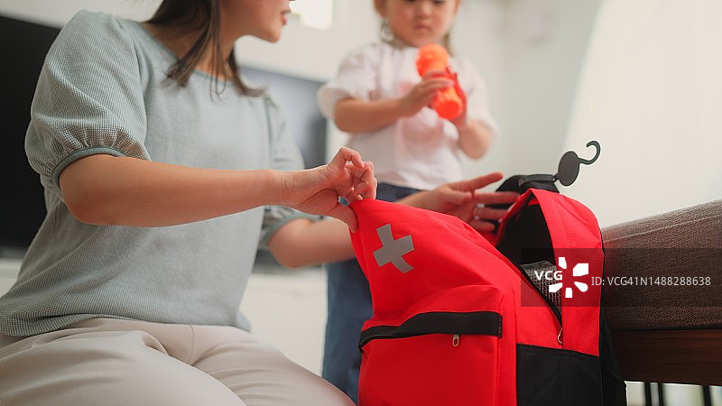女人在家准备应急包图片素材