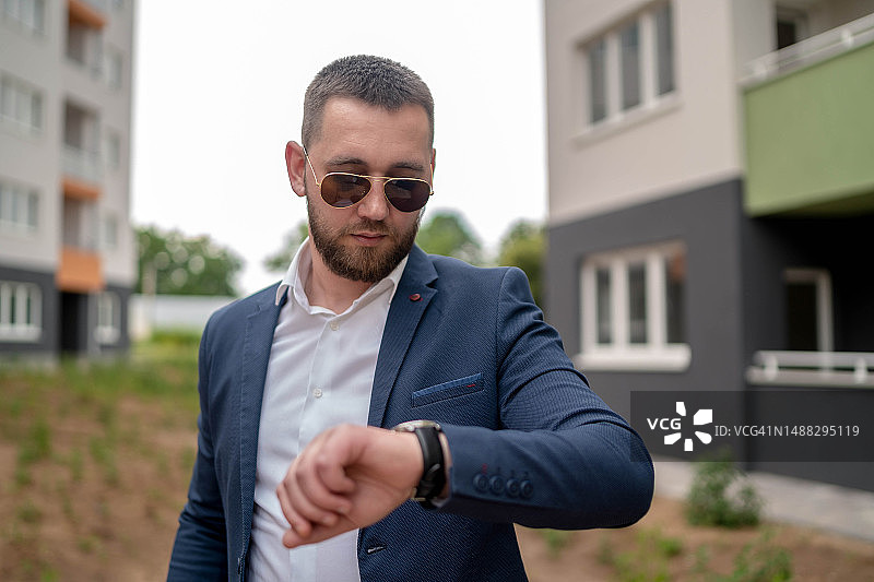 正在看手表的商人图片素材