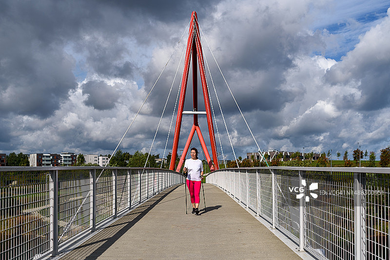 女人在做北欧式拄杖行走图片素材