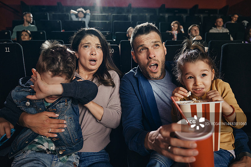 害怕的一家人在电影院看电影图片素材