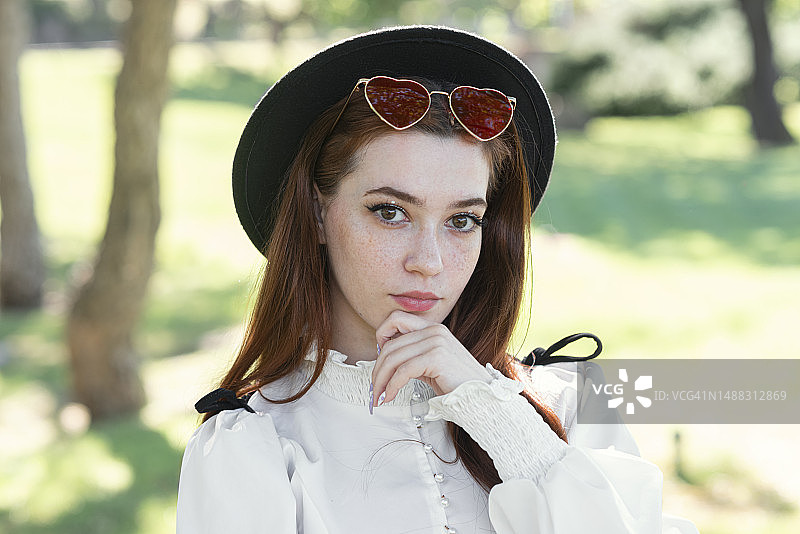 年轻女子肖像图片素材