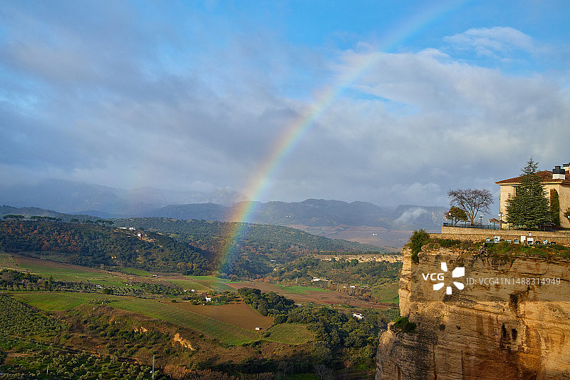 西班牙龙达新桥和埃尔塔霍峡谷上的彩虹图片素材