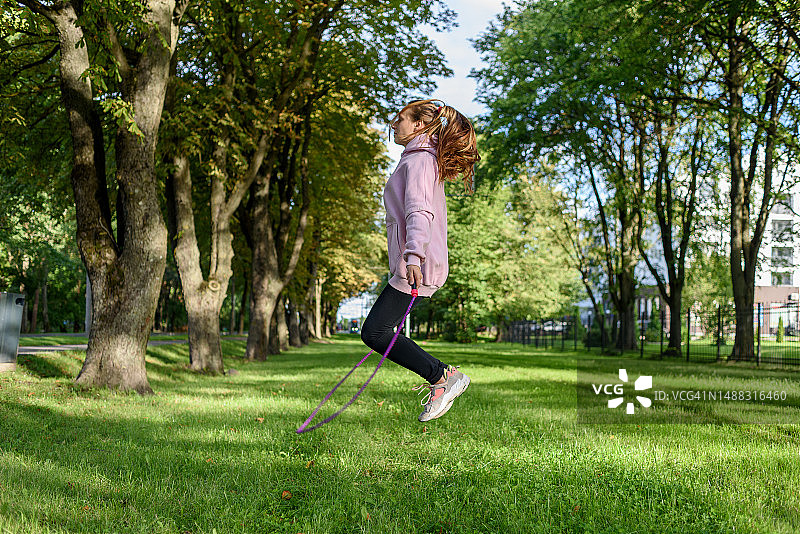 跳绳的年轻女人图片素材