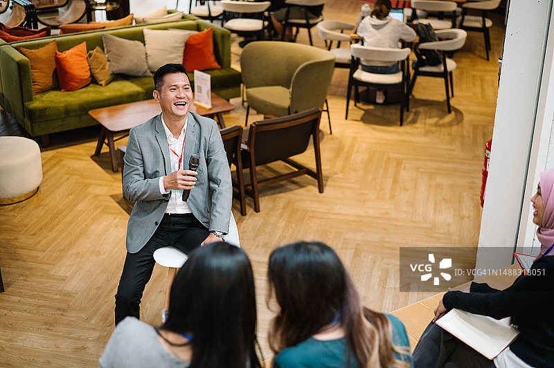 亚洲男商人与观众互动图片素材