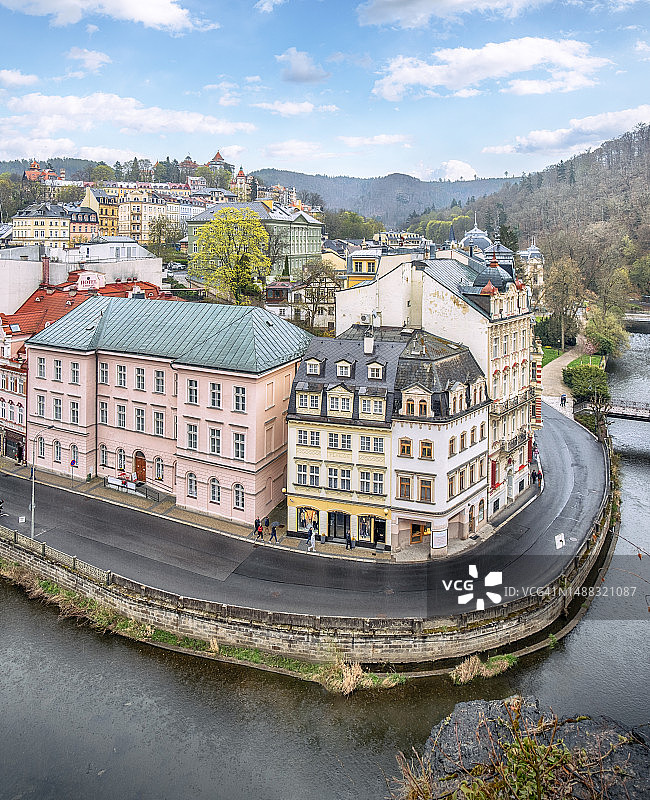 卡罗维发利老建筑与河畔俯视图图片素材