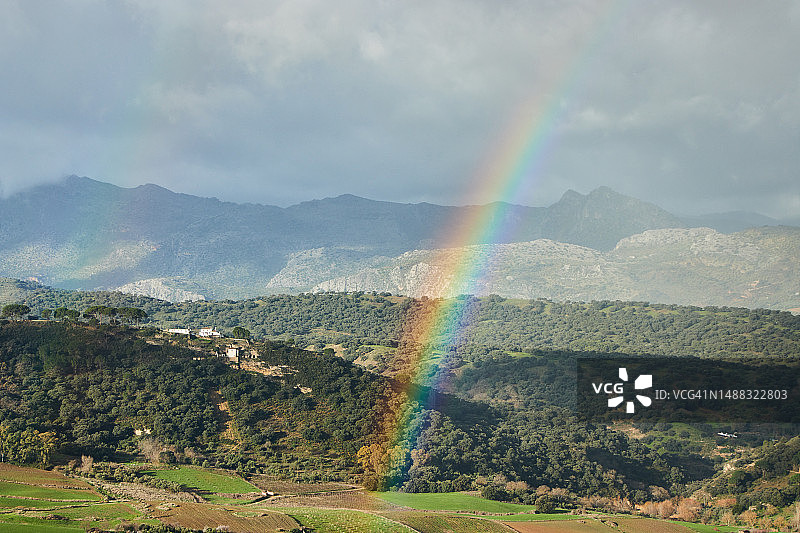 西班牙龙达山脉的彩虹景观图片素材