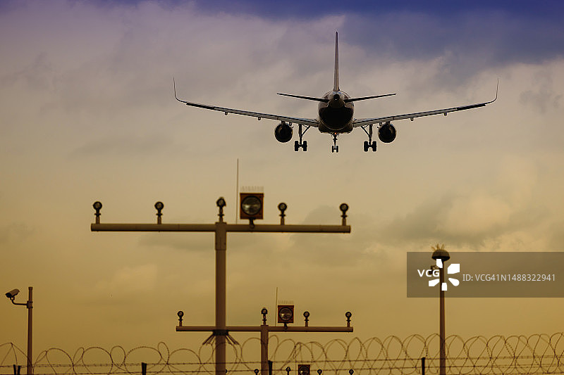 日落时分着陆的飞机图片素材