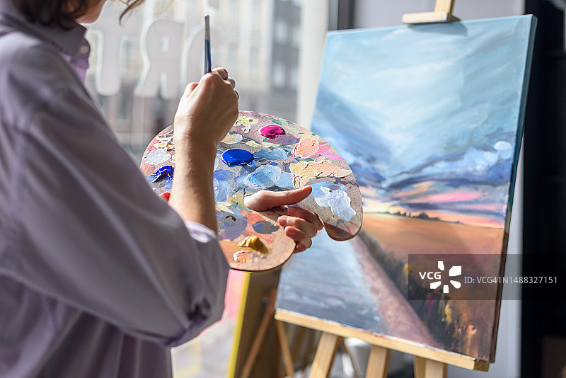 女艺术家在工作室绘画图片素材