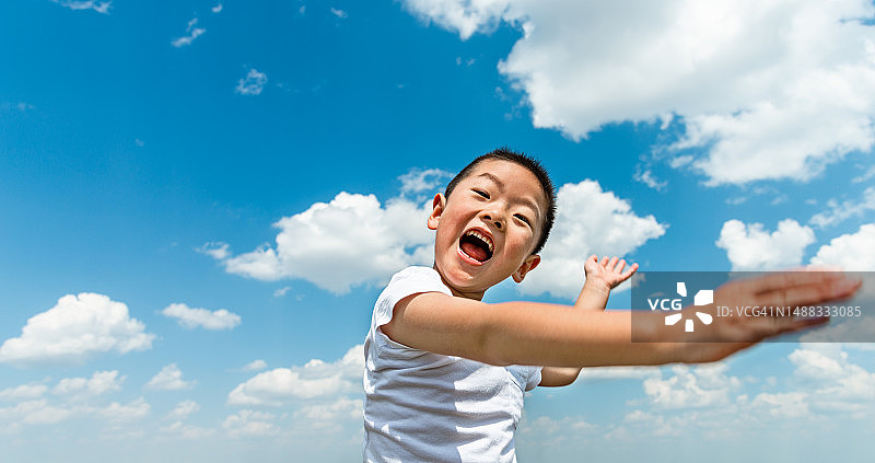 快乐男孩挥舞手臂图片素材