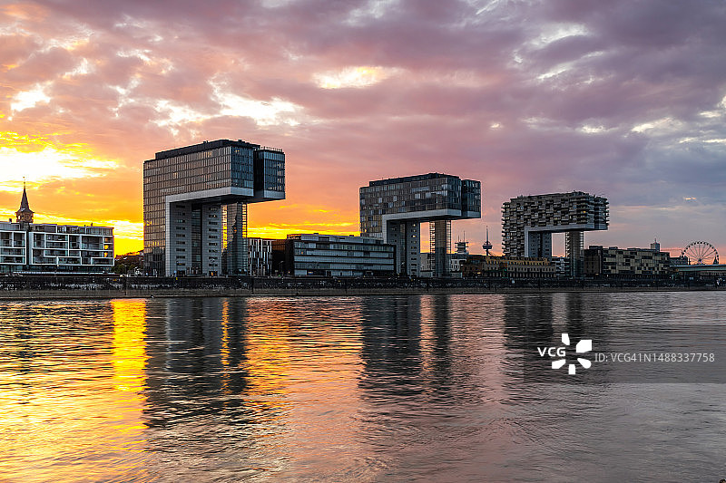 德国科隆克兰豪斯：科隆日落天际线图片素材