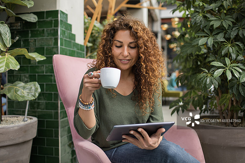 使用人工智能AI笔记本电脑的美丽成年少数民族女学生图片素材
