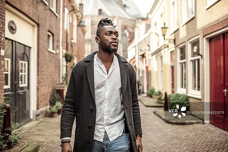 在荷兰街道上的黑人男士肖像图片素材