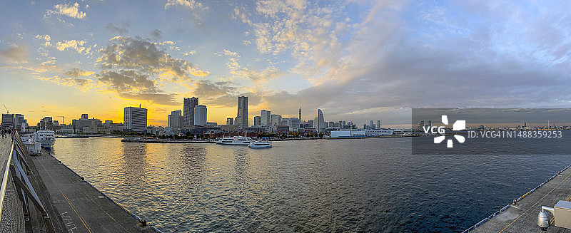 从大栈桥码头眺望横滨未来港全景图片素材