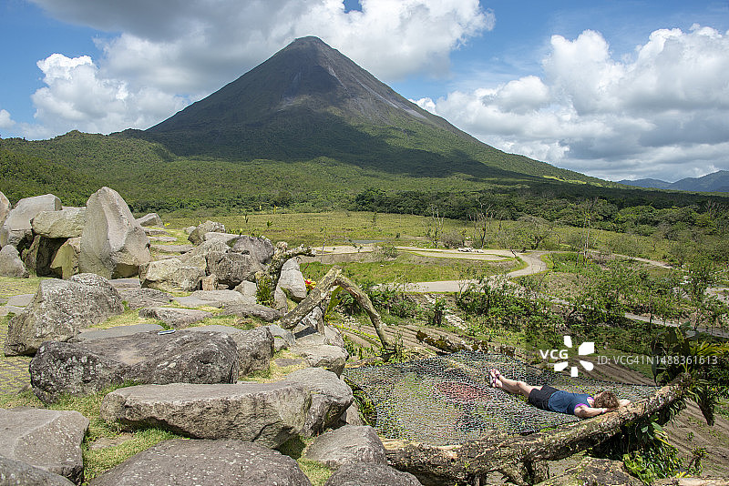 女人在哥斯达黎加阿雷纳尔国家公园的吊床上小憩图片素材