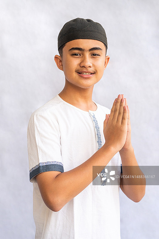 穆斯林男孩问候肖像图片素材
