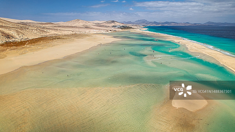 西班牙富埃特文图拉岛巴卡海滩风筝冲浪者鸟瞰图图片素材