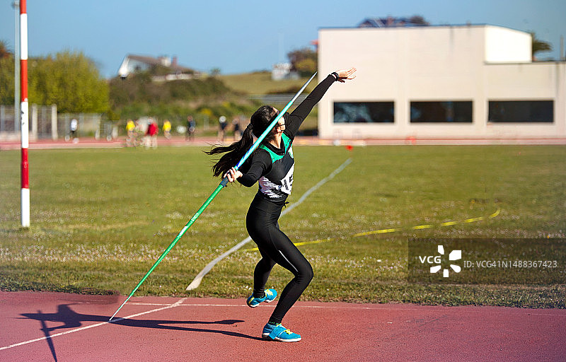 女孩投掷标枪图片素材