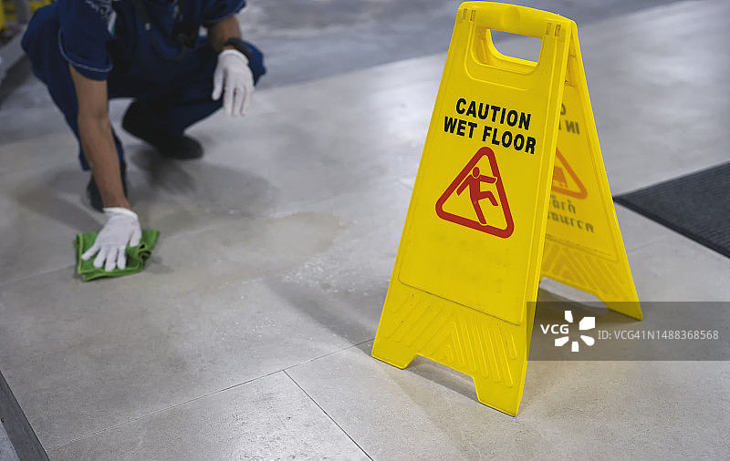 地板上的湿滑地板警告标志图片素材