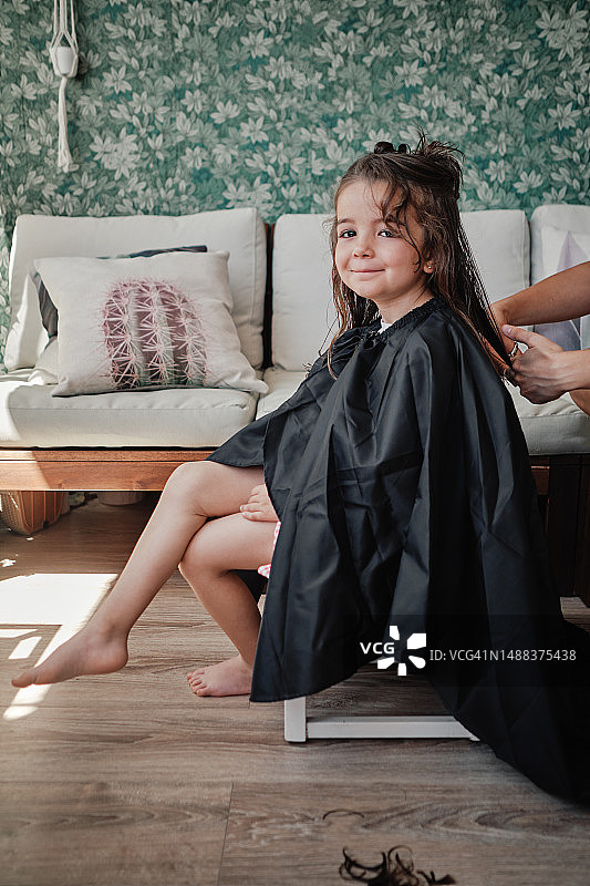 小女孩理发时微笑图片素材