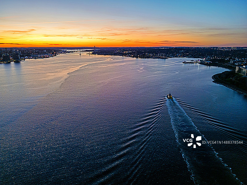 拖船鸟瞰图图片素材
