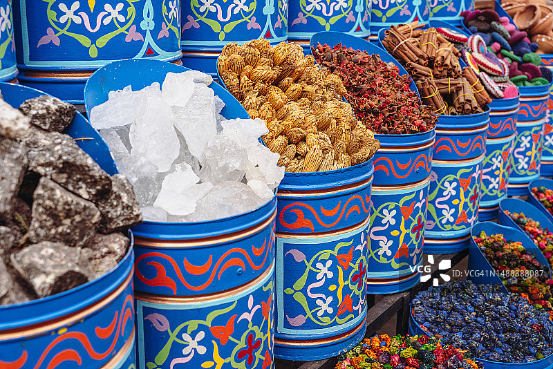 马拉喀什露天市场中的矿物质和香料图片素材
