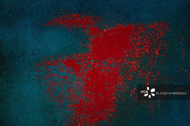 蓝色和红色铁锈漆剥落，带锈斑的抽象纹理背景。旧铁栅栏，破旧废弃建筑的墙壁。留白图片素材