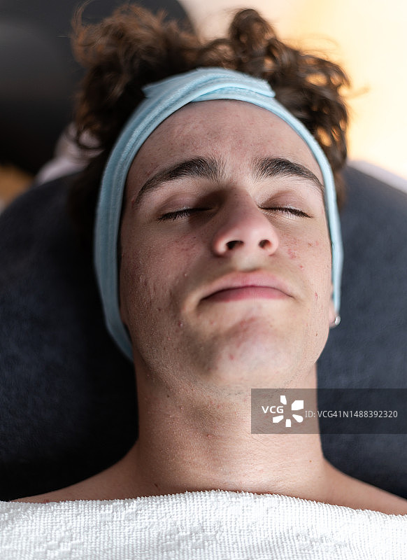 在诊所接受痤疮治疗的放松病人图片素材